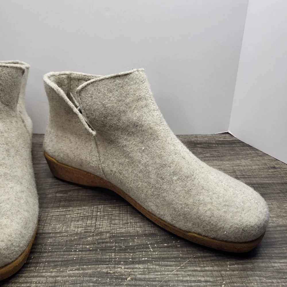 Taos Footwear gently used